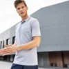 daiber_basic_polo_man_jn792.webp Hochwertiges Piqué-Poloshirt mit aufgedrucktem Firmenlogo – formelle Arbeitskleidung