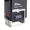 Datumsstempel mit zwei individuellen Textfeldern oberhalb und unterhalb des Datums – 41 × 9 mm – Shiny BP-826D