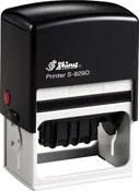 Datumsstempel mit zwei individuellen Textfeldern oberhalb und unterhalb des Datums – 64 × 15 mm – Shiny BP-829D