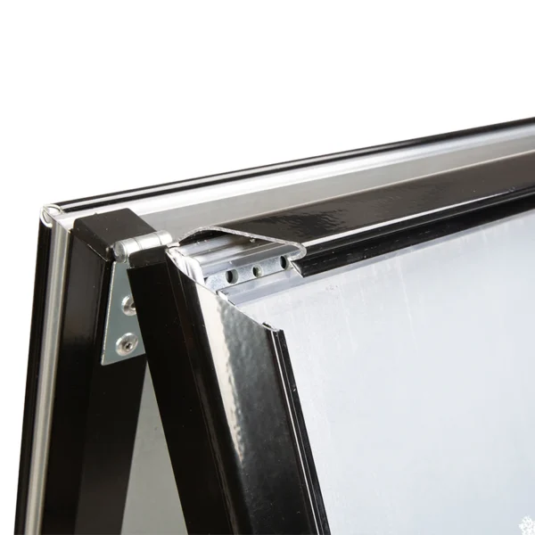 AMN-WMD-WERB-KS-44017-gallery-02 ستاند إعلاني أرضي STANDARD 70 × 100 cm أسود بإطار 32 مم مع جيب ملصقات – طباعة مخصصة